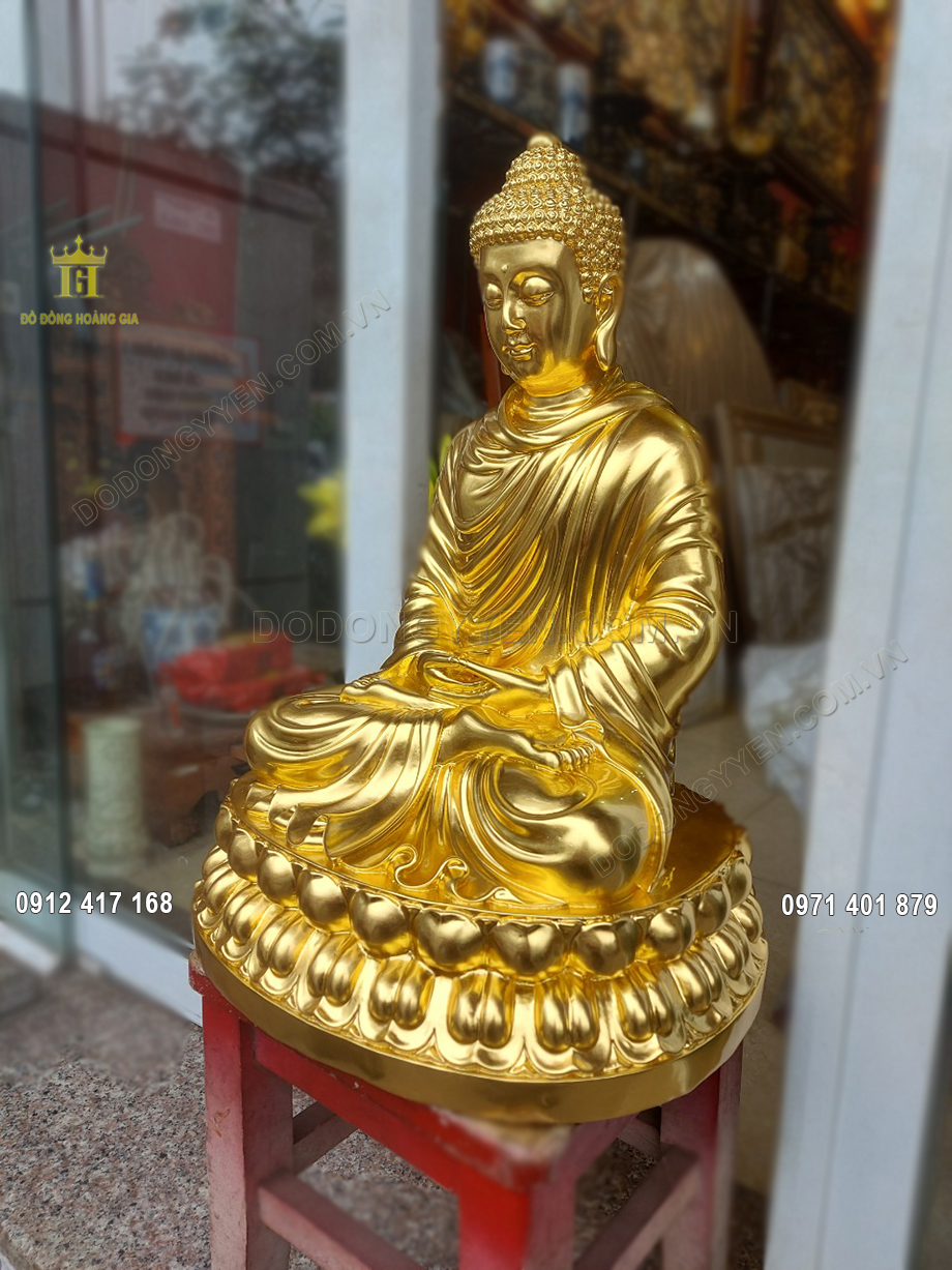 Bức tượng Phật được đúc theo thế ngồi kiết già trên tòa hoa sen vô cùng đẹp
